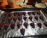 Foto del paso 2 de la receta: Vaquitas de san Antonio, con frutillas y chocolate