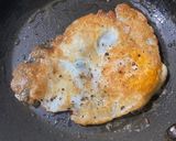 Foto del paso 1 de la receta: Huevos estrellados 🍳 ahogados en salsa de jitomate 🥫