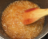 Foto del paso 3 de la receta: Mermelada de cebolla, clavo, pimienta, jengibre y orujo hierbas