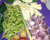Foto langkah ke 2 dari resep Sambal tumis bawang jengkol teri.