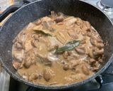 Une image de l'étape 20 de Sauté de veau aux champignons bruns.