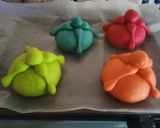 Foto del paso 12 de la receta: Pan de muerto arcoíris 🌈