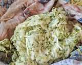 Une image de l'étape 1 de Gâteau de courgettes menthe, skyr et halloumi.