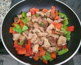 Foto del paso 2 de la receta: Paella de aprovechamiento en un plis plas,de costilla de cerdo adobada