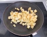 Foto del paso 7 de la receta Estofado de pollo al curry con verduras, patatas y manzana