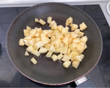 Foto del paso 7 de la receta: Estofado de pollo al curry con verduras, patatas y manzana