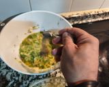 Foto del paso 11 de la receta Tortilla de brócoli con sobre mesa de tomate