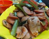 Hình bước làm 5 của món Dưa chua xào xúc xích