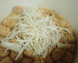 Hình bước làm 2 của món Cá viên chiên sốt nấm kim châm