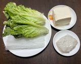 Foto langkah ke 1 dari resep Soup Tahu Sayur Selada.