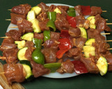 Foto del paso 3 de la receta: Brochetas de ragú de pavo adobado y verduras