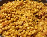 A picture of step 5 of Chana Masala.