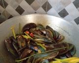 Foto langkah ke 3 dari resep Kerang hijau bumbu kuning.
