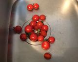 Une image de l'étape 1 de Salade « soleil » au céleri branche,tomates cerises,câpres italiennes et basilic.
