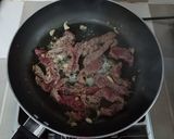 Hình bước làm 2 của món Bò sốt tiêu đen & ớt chuông