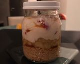 Foto del paso 4 de la receta: Desayuno en frasco para llevar de avena, yogur, frutillas, banana y café!