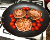 Foto del paso 3 de la receta: Hamburguesa de pollo con flor de tomate y pimiento asado