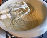 Une image de l'étape 5 de Gâteau caramélisé à l'ananas et jus de pêches.