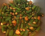 A picture of step 4 of Aloo Bhindi Fry.