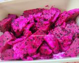 Foto langkah ke 1 dari resep Dragon Fruit Smoothie (dragon fruit, yogurt, milk, honey).