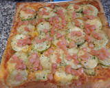 Foto del paso 9 de la receta: Pizza de hojaldre con aguacate, calabacín y salmón ahumado