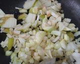 Foto del paso 1 de la receta: Sánduche🥪de pollo🍗manzana🍏 y cebolla🧅caramelizadas con queso🧀y vegetales frescos🥗