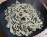 Foto del paso 3 de la receta: Fideos integrales de acelga con albondiguitas y roquefort