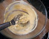 A picture of step 4 of Kitkat choco waffer cake.