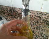 Foto del paso 3 de la receta: Aceite de oliva aromatizado con ajos y guindilla