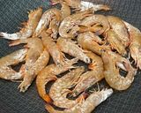 Foto langkah ke 1 dari resep Shrimp with Maggi Sauce.