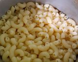 A picture of step 1 of Macaroni Kachori.