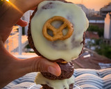 Foto del paso 3 de la receta: 🥨🍫Galletas de chocolate y pretzels 🍫🥨