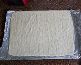 Foto del paso 2 de la receta: Empanada de hojaldre con pisto de atún