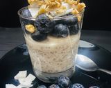 A picture of step 3 of Banana overnight oats topping with blueberry.