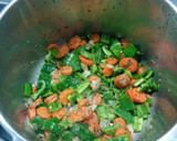 Foto del paso 2 de la receta: Pollo en salsa con verduras, manzanas y nueces
