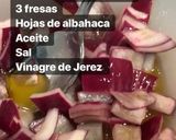 Foto del paso 1 de la receta: Sopa de tomate con albahaca acompañado de tropezones de aguacate, cebollaMorada y fresa