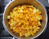 Paprikás krumpli kolbásszal recept fázis 2 fotója