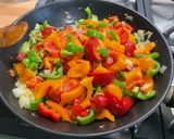 Une image de l'étape 12 de Tarte filo, oignon, chèvre et poivrons tricolores.