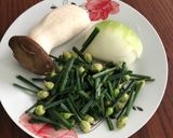 Hình bước làm 1 của món Gan heo xào bông hẹ