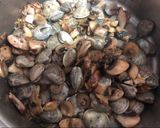 Foto del paso 6 de la receta: Noodles de arroz con portobello y almejas