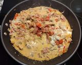 Foto del paso 6 de la receta: Empanada de hojaldre con bacon, cebolla, pimiento rojo, champiñones y nata para cocinar
