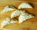 A picture of step 4 of Banana and Chocolate Gyoza mini pie.