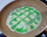 Foto langkah ke 5 dari resep Dadar Gulung Aneka Motif.