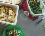 Foto del paso 2 de la receta: Ensalada de rúcula, crudo, queso y cherry