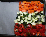 Foto del paso 2 de la receta: Dados de verduras horneados con salsa de finas hierbas