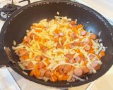 A picture of step 2 of Easy Sausage Omurice.