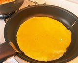 A picture of step 7 of Easy Sausage Omurice.