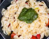 Foto del paso 4 de la receta: Pasta al pesto con tomates salteados