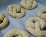 Foto langkah ke 9 dari resep Soft Pretzel.