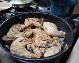 Foto del paso 2 de la receta: Guiso de piernas de pollo con tomate y ajonjolí